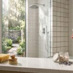 Joints de douche noircis : oubliez la Javel, ce produit du placard fait des merveilles